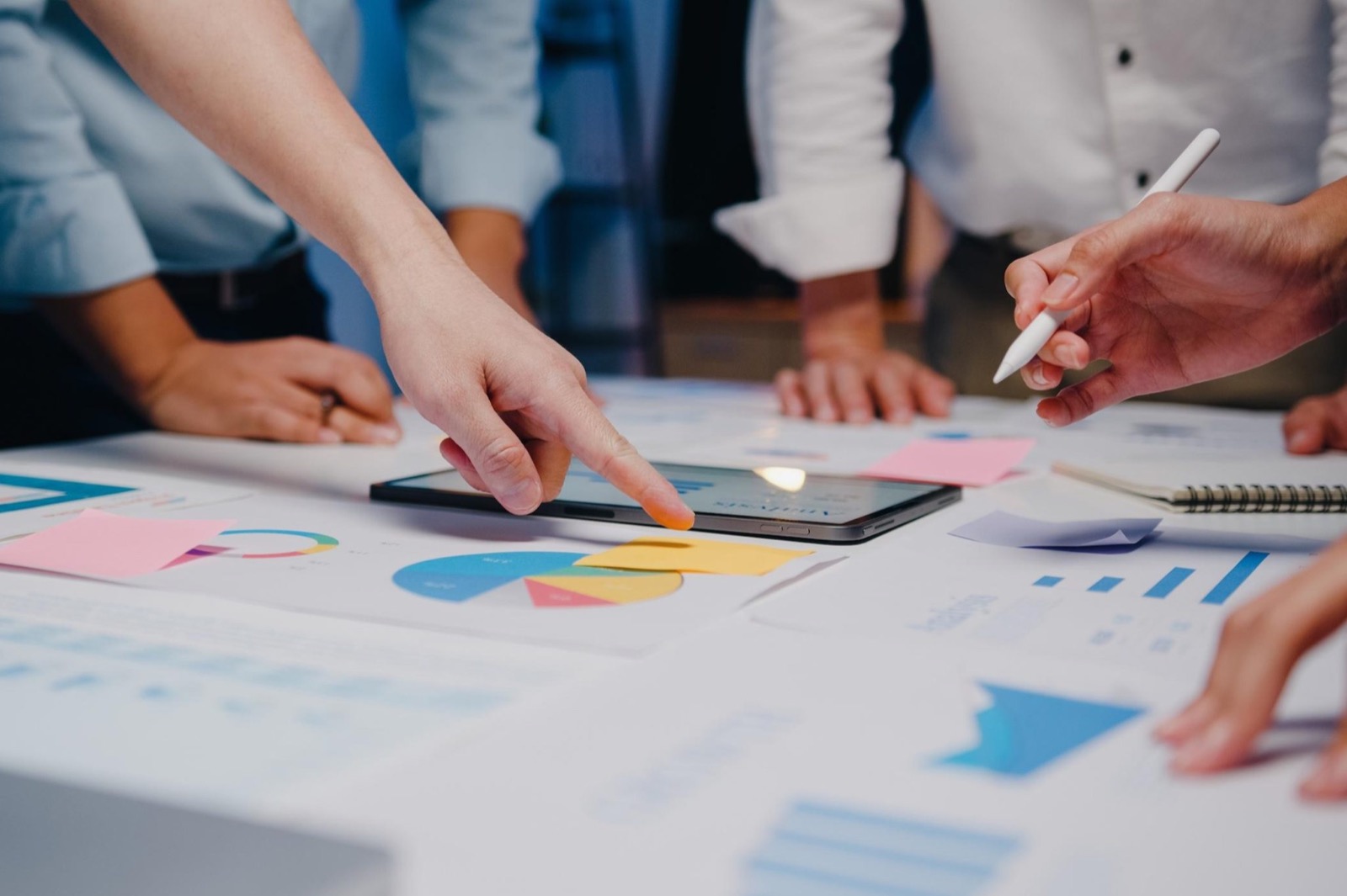 Equipo revisando ideas, estrategia y métricas en una mesa de trabajo